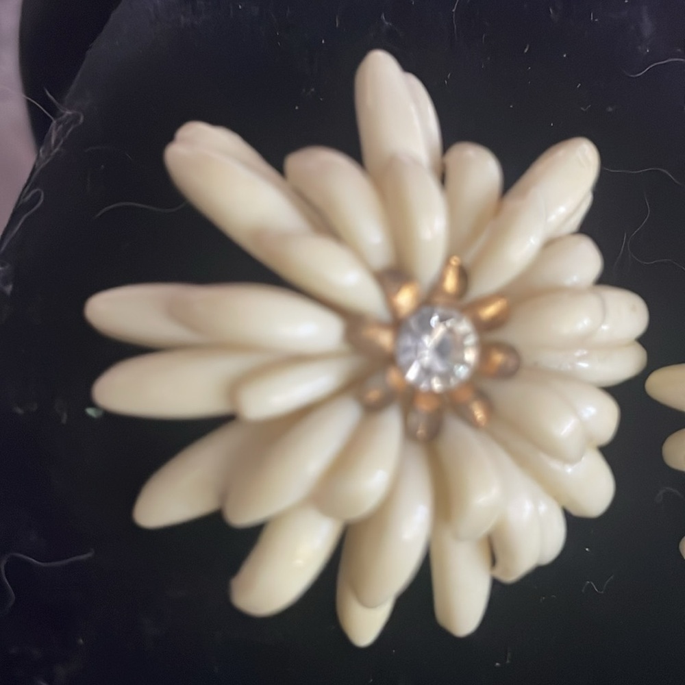 Vintage Cream Floral clip on Earrings - Picture 2 of 6